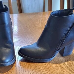 Massini black Leather Ankle Boots. Size 6